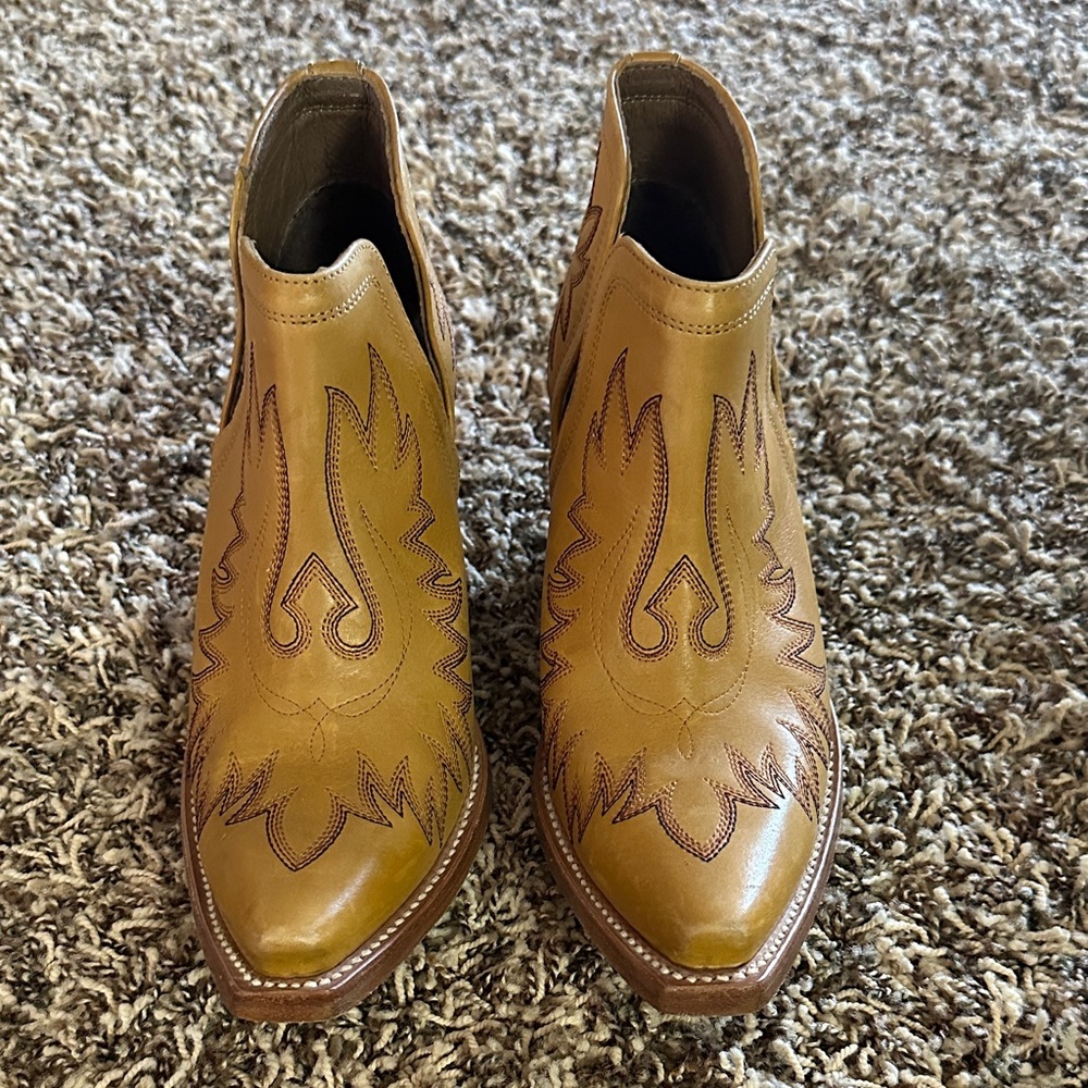 Ariat Tan Ankle Boots with Brown Stitching